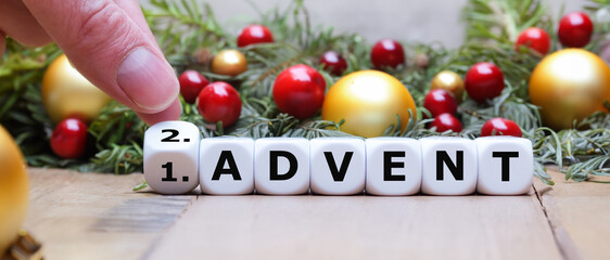 Hand turns dice and changes the expression '1. Advent' to '2. Advent'.