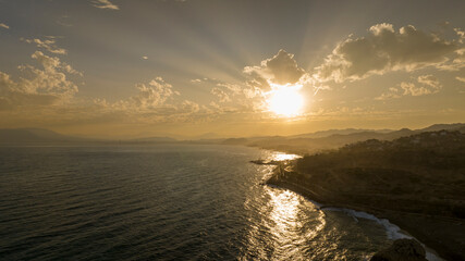 hermoso atardecer en la costa del sol de Málaga, Andalucía	