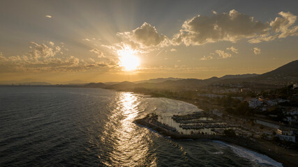 hermoso atardecer en la costa del sol de Málaga, Andalucía