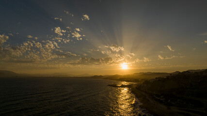 hermoso atardecer en la costa del sol de Málaga, Andalucía	