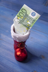 Ein Nikolausstiefel mit Geldschein als Geschenk zu Weihnachten