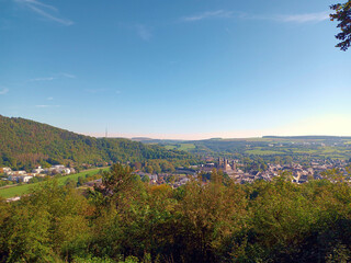 Blick auf Echternach, die älteste Stadt Luxemburgs und Hauptort der bei Touristen beliebten Kleinen Luxemburger Schweiz. Aussicht vom Wanderweg Mullerthal-Trail. 