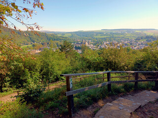 Fototapeta premium Blick vom Mullerthal Trail über ein Holzgeländer auf Echternach in der Region Müllerthal – Kleine Luxemburger Schweiz im Osten Luxemburgs.