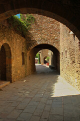 Obraz premium Streets of Monells, a beautiful medieval town on the Costa Brava. Its cobbled streets and the charm of its corners are an invitation to the most absolute relaxation.