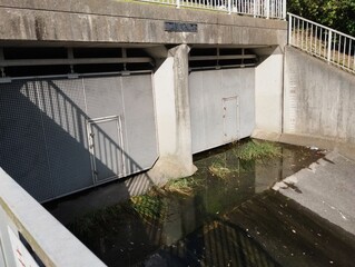 僅かな水が残った閉じた水門