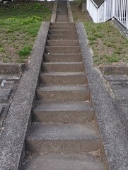 治水堤防近くの雑草の生えたコンクリートの階段