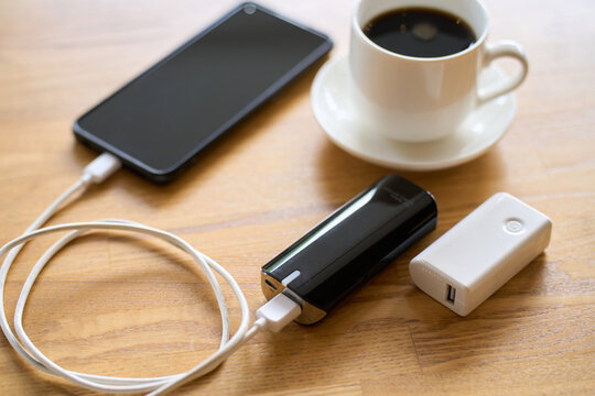 スマートフォンを充電するモバイルバッテリー