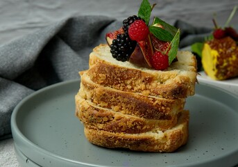 domowy chleb maślany z owocami