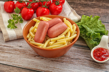 Mini sausages with pasta macheroni