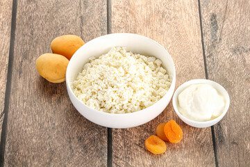Cottage cheese with apricot and cream