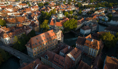 Drohnen Luftbildaufnahme des Alten Rathaus in Bamberg während Sonnenuntergang
