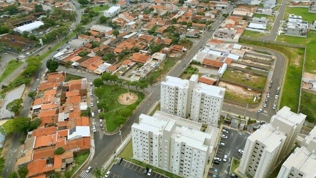 Vista a&eacute;rea dos pr&eacute;dios residenciais de cor branca na cidade de Paul&iacute;nia, interior de S&atilde;o Paulo. Brasil 2023.