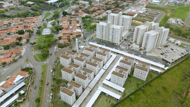 Vista a&eacute;rea dos pr&eacute;dios residenciais de cor branca na cidade de Paul&iacute;nia, interior de S&atilde;o Paulo. Brasil 2023.