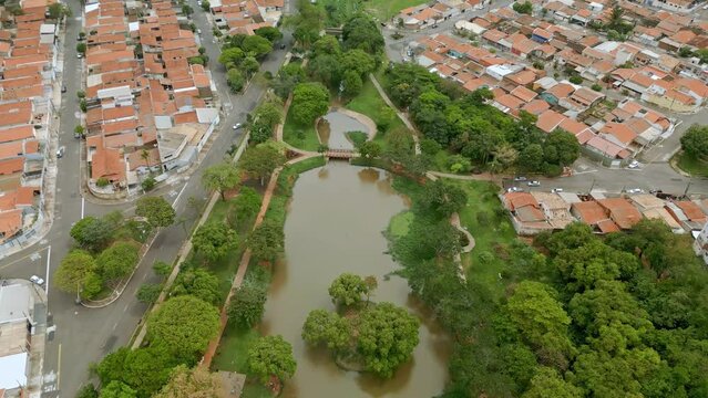 Parque Zeca Malavazzi com seu lago e vegeta&ccedil;&atilde;o. Vista a&eacute;rea da cidade de Paul&iacute;nia, no interior de S&atilde;o Paulo. Brasil. 