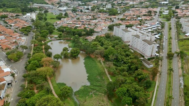 Parque Zeca Malavazzi com seu lago e vegeta&ccedil;&atilde;o. Vista a&eacute;rea da cidade de Paul&iacute;nia, no interior de S&atilde;o Paulo. Brasil. 