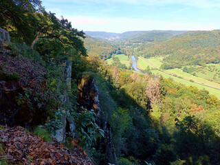 Aussicht von oberhalb der Wollefsschlucht – Wolfsschlucht – bei Echternach auf das Tal der Sauer, die die Grenze zwischen Luxemburg und Deutschland bildet.