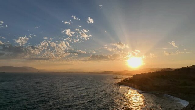 hermoso atardecer en la costa del sol de M&aacute;laga, Andaluc&iacute;a
