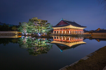 Fototapeta premium Gyeongbokgung Palace at night is beautiful, Seoul, South Korea.
