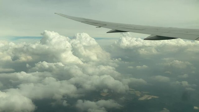 Vista das nuvens através da janela do avião