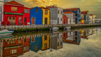 Fototapeta na wymiar Reflets de maisons colorées bordant un canal