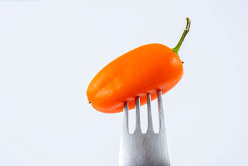 mini poivron au bout d'une fourchette