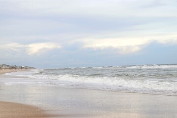 Fototapeta na wymiar Beautiful Florida Shore Landscape View with Ocean Waves Flowing Over Sandy Beach