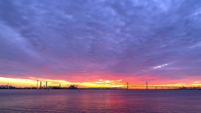 横浜港の朝焼けに浮かぶベイブリッジ_固定画角（タイムラプス）
