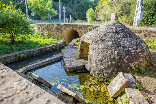 Le Lavoir du puit Sarrazin de Ch&acirc;tillon-d'Azergues