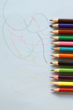 lapices de colores en fila dibujando cada uno de ellos rayones de su propio color