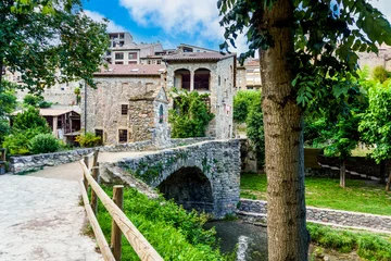 Foto op Plexiglas Bagà is a town in the Berguedà region. Historically it belonged to the Barony of Pinós and is the historical capital of the Alt Berguedà. Spain. Pinós bridge, medieval style, church of Sant Esteve. © Manuel Milan