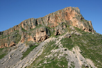 Mount Arbel, Befestigungen und Höhlen