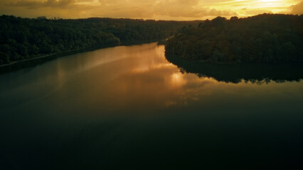 vue aérienne d'un  lac au couché de soleil 