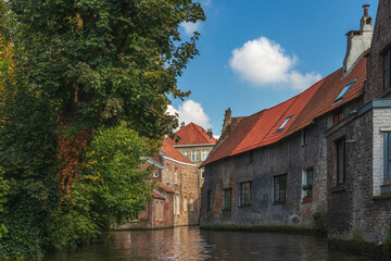 Fototapeta premium Medieval houses along a canal in Bruges.