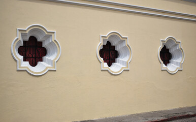 Ventanas de una casa en Antigua Guatemala. - obrazy, fototapety, plakaty