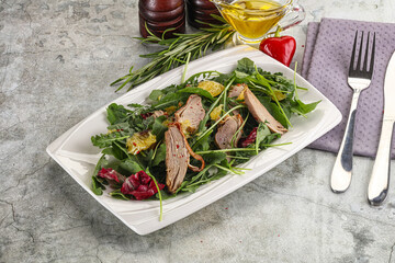 Salad with roasted duck and orange