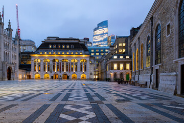 Twilight view of Guildhall yard in City of London, England - obrazy, fototapety, plakaty