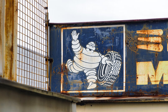 verrostetes Werbeschild mit Firmenlogo des franz&ouml;sischen Reifenherstellers Michelin an einer verlassenen Werkstatt am 18. April 2023 in Ashikaga, Japan