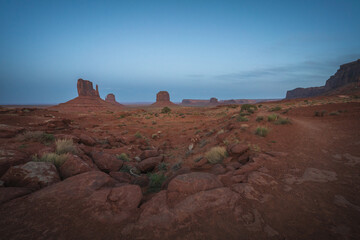 hiking the wildcat trail in monument valley, arizona, usa