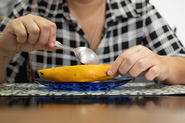 pessoa comendo mamão com granola