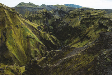 Succession de montagnes en islande, roche et herbes vertes - obrazy, fototapety, plakaty