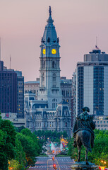 Benjamin Franklin Parkway in Philadelphia mit Washington Monument und Rathaus
