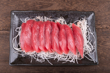 皿に盛った本マグロの刺し身