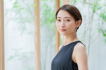 ワンピースを着た女性のポートレート　アンチエイジングコンセプト