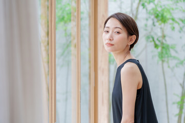 ワンピースを着た女性のポートレート