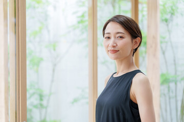 ワンピースを着た女性のポートレート　アンチエイジングコンセプト