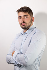 portrait d'un jeune homme sérieux de 25 ans, homme d'affaires ou employé de bureau