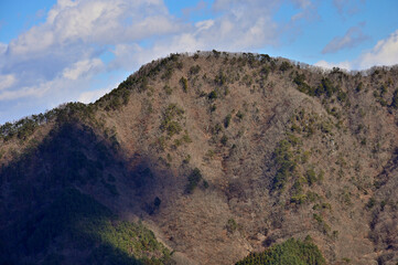 道志山塊の御正体山より二十六夜山を望む
