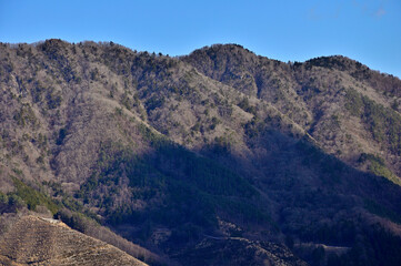 道志山塊の御正体山より赤岩と今倉山を望む
