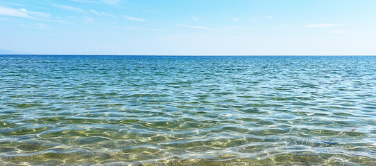 南国の青い透明な海　キラキラと光る波景色