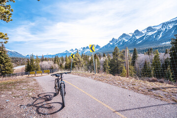 サイクリング（カナダ - アルバータ - バンフ国立公園） - obrazy, fototapety, plakaty